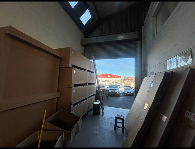 375M² WAREHOUSE TO LET IN STIKLAND INDUSTRIAL